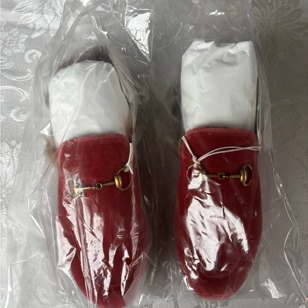 Gucci Fuchsia Princetown Velvet Loafers with Fur Trim - Picture 2 of 8